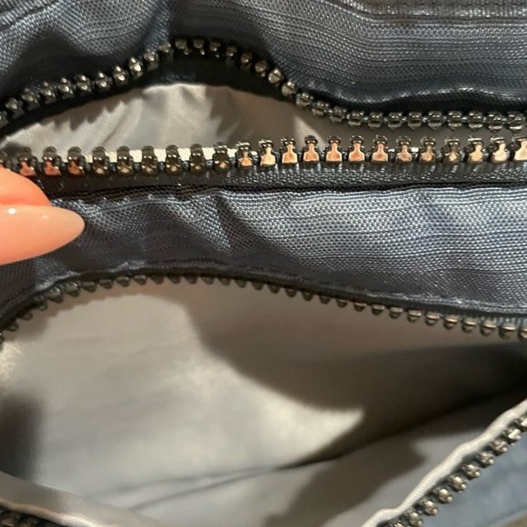 Lug travel handbag. Like new . Gorgeous blue crossbody .Travelers delight! - Picture 5 of 8